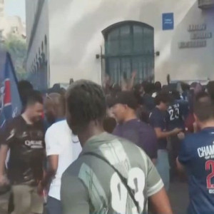 Καπνογόνα και συνθήματα από τους οπαδούς της Παρί πριν τον τελικό του Champions League (video)