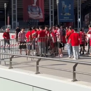 Άρχισε να συγκεντρώνεται ο κόσμος του Ολυμπιακού στο Φάληρο για την αναχώρηση στο T-Center (video)