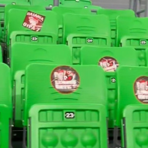 Γεμάτο κόκκινα αυτοκόλλητα το T-Center (video)