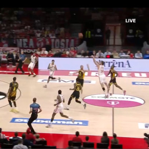 Ο Βεζένκοφ... μίλησε στη εκπνοή: Απίστευτο buzzer beater από τη σέντρα (video)