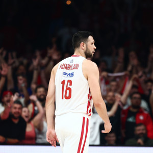Αδιανόητο buzzer beater του Παπανικολάου από το κέντρο του γηπέδου! (video)