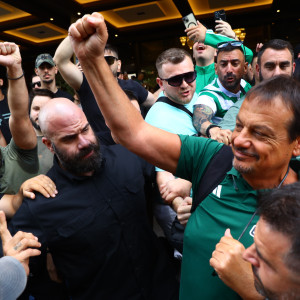 Ο Αταμάν αναχώρησε για ΣΕΦ με υψωμένες γροθιές ενόψει Game 5 (video)