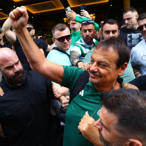 Ο Αταμάν αναχώρησε για ΣΕΦ με υψωμένες γροθιές ενόψει Game 5 - Το video του Athletiko