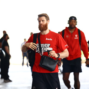 Έφτασε στο ΣΕΦ ο Ολυμπιακός για το Game 5 των τελικών