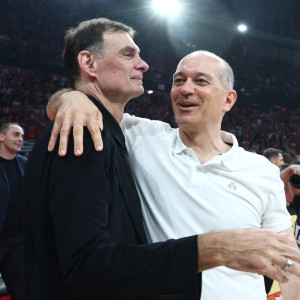Θερμός εναγκαλισμός των Αγγελ΄όπουλων με Μπαρτζώκα και Φουρνιέ μετά τη κατάκτηση του πρωταθλήματος (video)