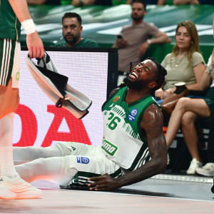 Αποσύρθηκε κουτσαίνοντας από το Game 2 ο Λεσόρ - Η πρώτη εικόνα του τραυματισμού του