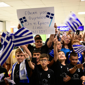 «Χαμός» στο Ηράκλειο για την Εθνική: Συγκινητική υποδοχή στο αεροδρόμιο σε παίκτες και Γιοβάνοβιτς (video)