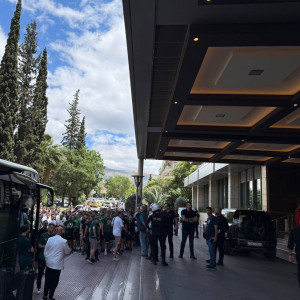 Συγκεντρώνονται οι φίλοι του Παναθηναϊκού έξω από το ξενοδοχείο της ομάδας