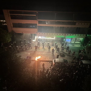 Επεισόδια έξω από το σπίτι του ιδιοκτήτη της ΑΕΛ – Κυνηγητό και προσαγωγές από την αστυνομία (videos)