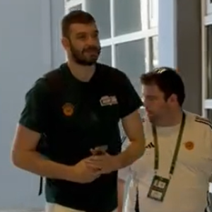 Η άφιξη του Παναθηναϊκού στο ΟΑΚΑ για το Game 2 κόντρα στον Ολυμπιακό (video)