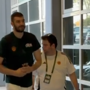Η άφιξη του Παναθηναϊκού στο ΟΑΚΑ για το Game 2 κόντρα στον Ολυμπιακό (video)