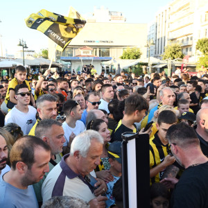 Χαμός στην Πάτρα για το τρόπαιο της ΑΕΚ (photos)