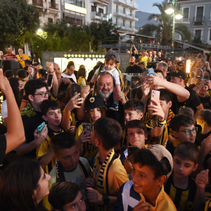 Όμορφες εικόνες στην Πάτρα: Παιδιά πανηγυρίζουν μαζί με τον Μάριο Ηλιόπουλο το πρωτάθλημα της ΑΕΚ (video)