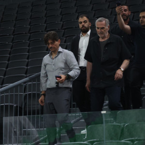 Έφτασε στο T-Center και αποθεώθηκε ο Γιαννακόπουλος για την παρουσίαση Ομπράντοβιτς