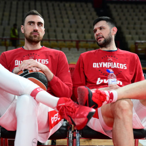 Μυθικό τρολάρισμα Μιλουτίνοφ σε Παπανικολάου: «Πόσο κούκλος είσαι εσύ» (video)