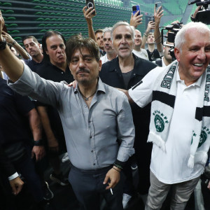 Εκατοντάδες φίλοι του Παναθηναϊκού τραγούδησαν «Χρόνια Πολλά» στον Γιαννακόπουλο (video)