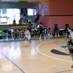 Ασύλληπτο: Ο Κομνιανίδης πέτυχε buzzer-beater πίσω από το κέντρο για την Εθνική Νέων (video)