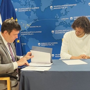 Σέντερ των Λέικερς πήρε σλοβενικό διαβατήριο και θα είναι συμπαίκτης του Ντόντσιτς στην εθνική ομάδα