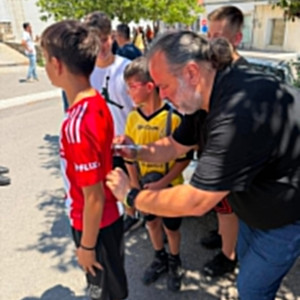 Ο Ηλιόπουλος υπέγραψε φανέλα μικρού φίλου του Ολυμπιακού - Το μήνυμά του