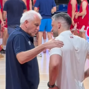 Αποθέωση για Ομπράντοβιτς στο Βελιγράδι - Η πλάκα για τα χρώματα του Ολυμπιακού
