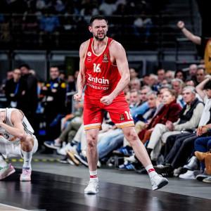 Ο Κώστας Παπανικολάου «έγραψε» ιστορία με μοναδικό ρεκόρ συμμετοχών στον Ολυμπιακό