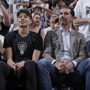 Η αγκαλιά πατέρα και υιού: Πέτζα και Αντρέι Στογιάκοβιτς έγιναν «ένα» μετά την πρόκριση του Ιλινόι (video)