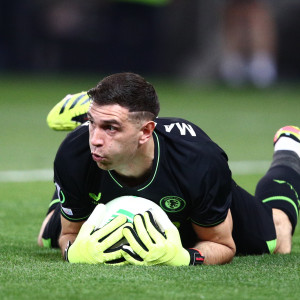 Αδιανόητη απόκρουση του Μαρτίνεζ, έβγαλε τη μπάλα... μέσα από το τέρμα (video)