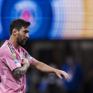 Χάος στο Πουέρτο Ρίκο με τον Μέσι - Οπαδοί μπήκαν στον αγωνιστικό χώρο και τον έριξαν κάτω (video)